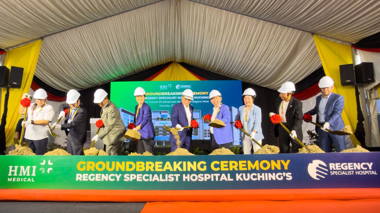 Abang Johari (centre) flanked by Deputy Premier Datuk Amar Dr Sim Kui Hian (fourth right), HMI Medical Group chief executive officer and executive director Chin Wei Jia (fourth left), and other distinguished guests during the groundbreaking ceremony of the Regency Specialist Hospital Kuching.